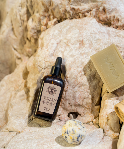 Natava argán arcolaj sziklás háttérrel