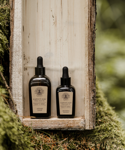 Natava moringa arcolajok egy farönkkel a háttérben