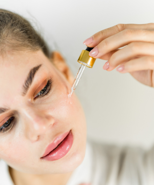 Fiatal nő Natava rozmaringos arcszérumot cseppent az arcára