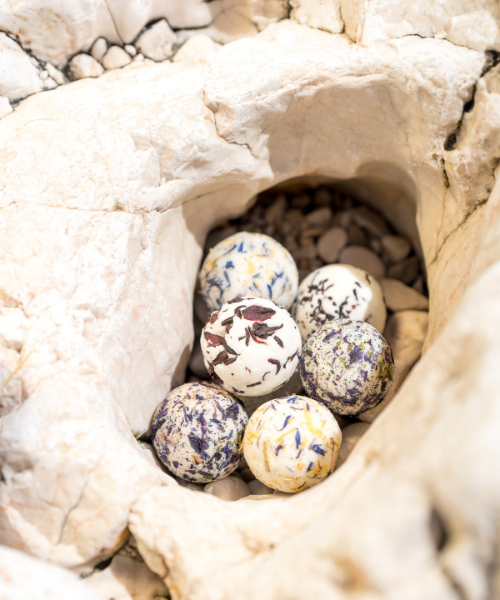 Natava fürdőgolyók sziklahasadékban