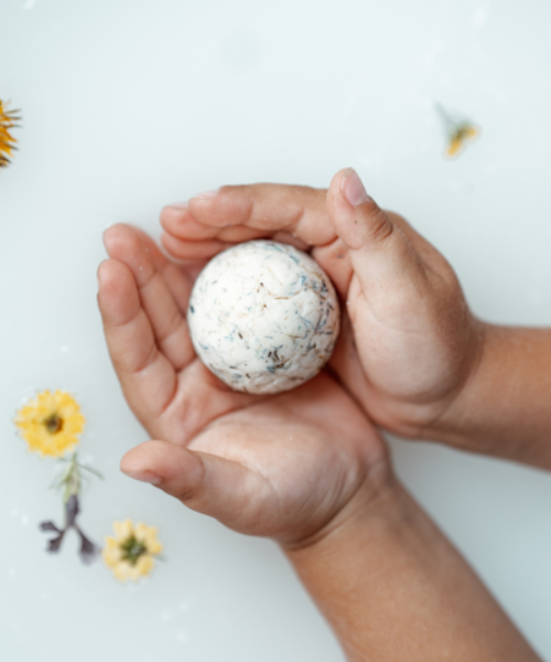 Natava mályvás fürdőgolyó egy gyermek kezében