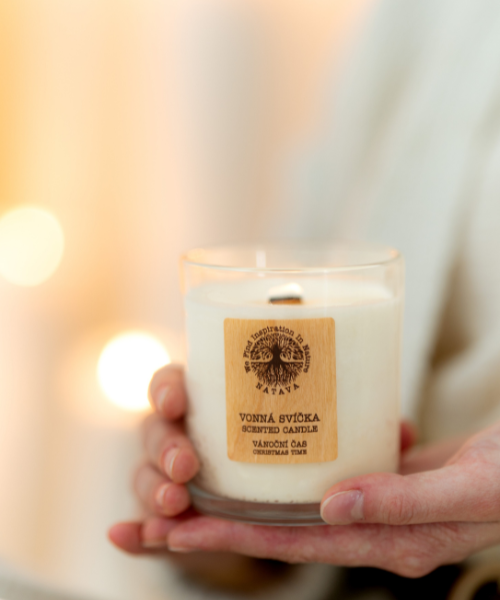 Natava karácsony illatú szójagyertya ünnepi hangulattal a háttérben