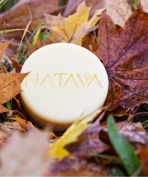 Natava keleties illatú szilárd testvaj lehullott őszi levelek között