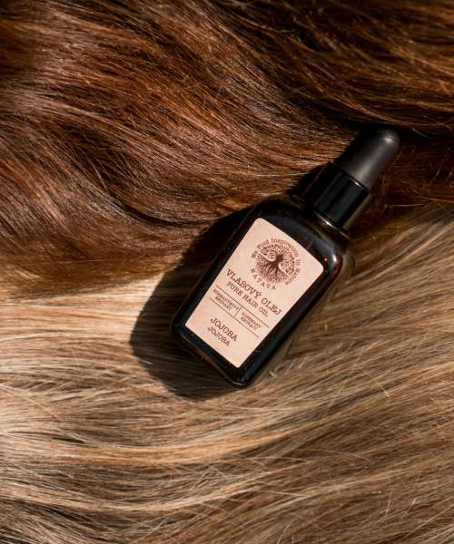 Natava hajolaj jojoba kivonattal barna hajjal a háttérben