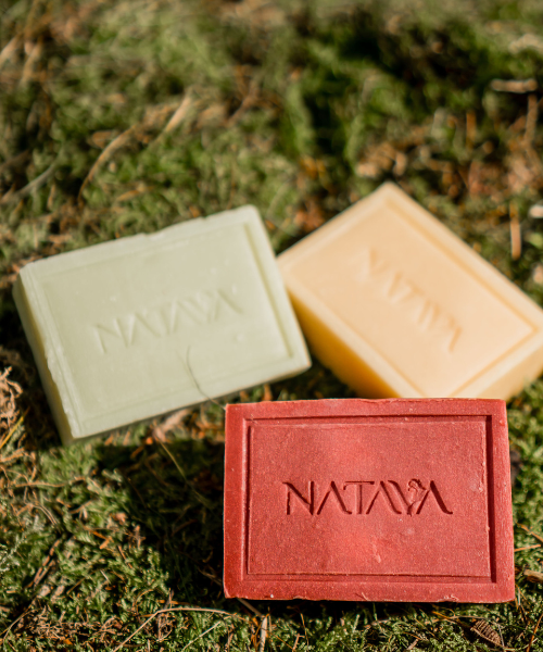 Natava toalettszappanok füves háttérrel